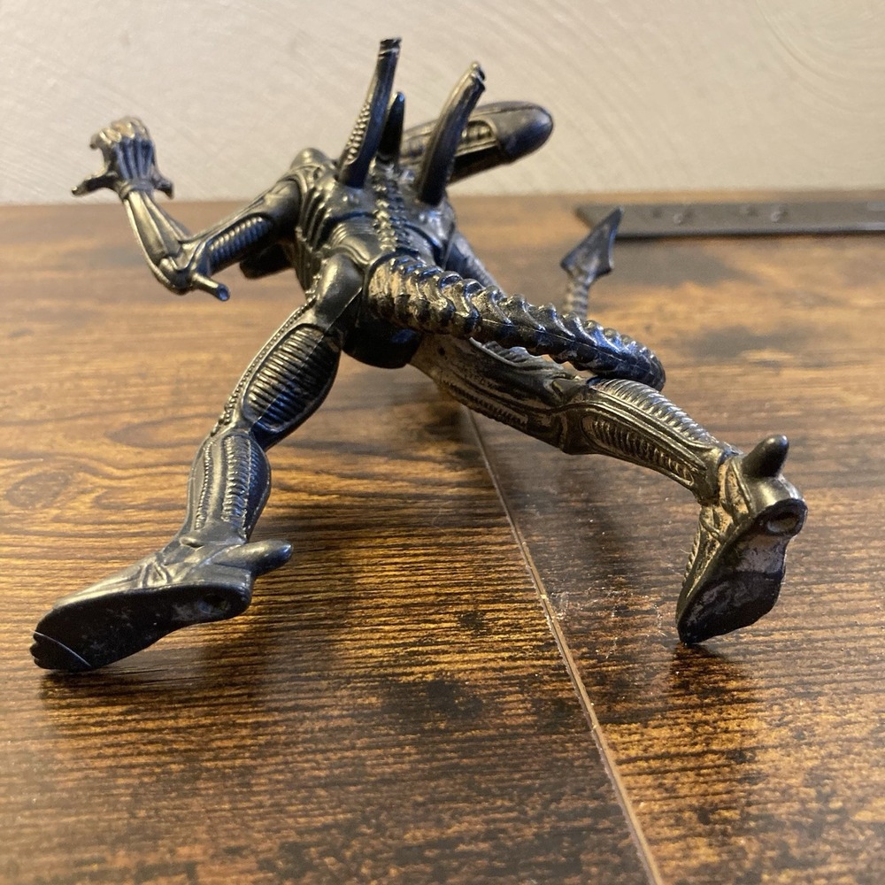 Vintage 1993 Kenner Aliens Vs. Predator Warrior Xenomorph 5" Black Action Figure - Picture 7 of 8